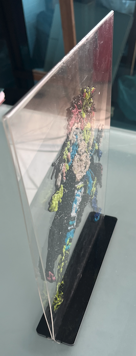 Peça de arte 3D em acrílico com base preta